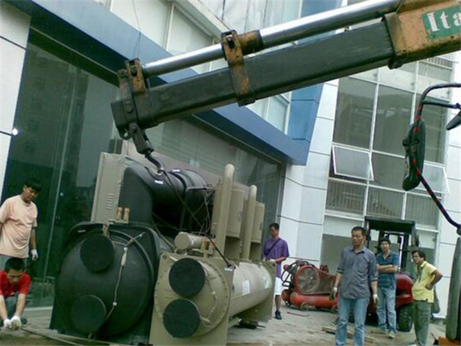 龙江县随车吊和汽车吊的核心区别是什么？哪种更省钱？