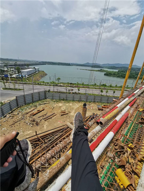 龙江县作业中发生设备损坏或人员意外，责任怎么划分？