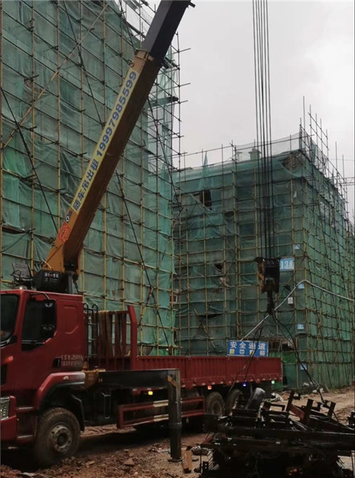 龙江县“慢工细活”—— 吊车的 “微动控制” 技术